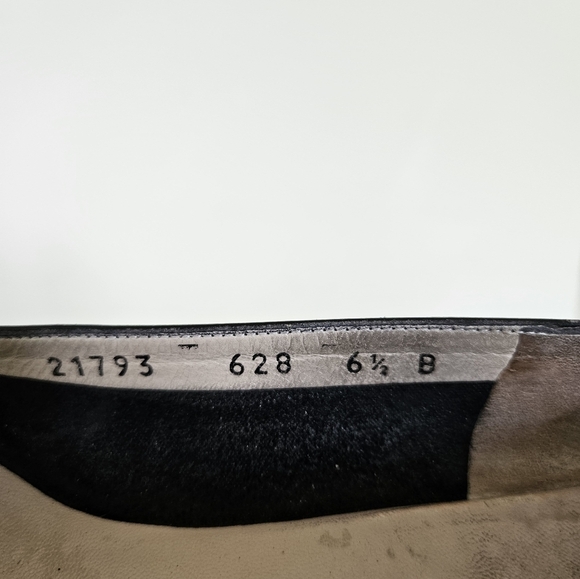 Salvatore Ferragamo Vara Bow Pump Shoes - Picture 9 of 12